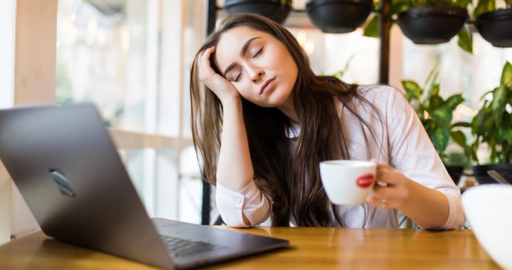 Por que algumas mulheres se sentem mais cansadas em certos períodos do mês?