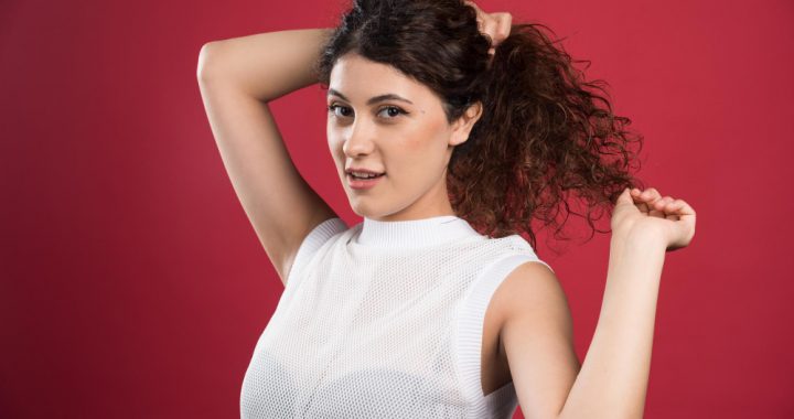 O que faz o cabelo perder força com o tempo?